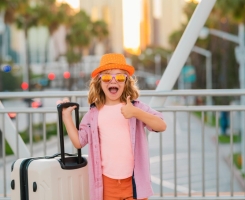 Seu filho vai viajar sem você? A autorização agora pode ser feita 100% online.